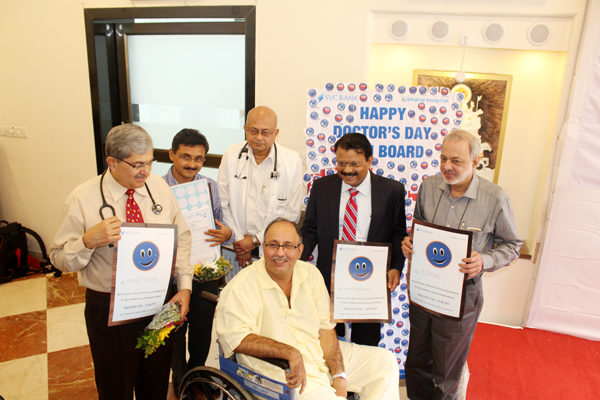Dr. Hemant Thacker, Dr. Rahul Shah, Dr. A. M Bhagwati, Dr. Rajeev Boudhankar (CEO, Bhatia Hospital) and Dr. R. Dastur along with the patient Jamshed Chennoy
