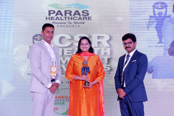 Dr. Suchitra Bajaj, Senior Program Manager, Biocon Foundation received the award from Dr Dharminder Nagar,MD, Paras Healthcare and Mr Kamal Narayan, Director,for India Health and Wellness Foundation